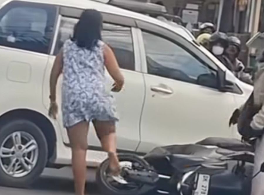 podiumnews.com-Pria-Wanita Ngamuk Tendang Motor dan Pukul Pengendara di Denpasar