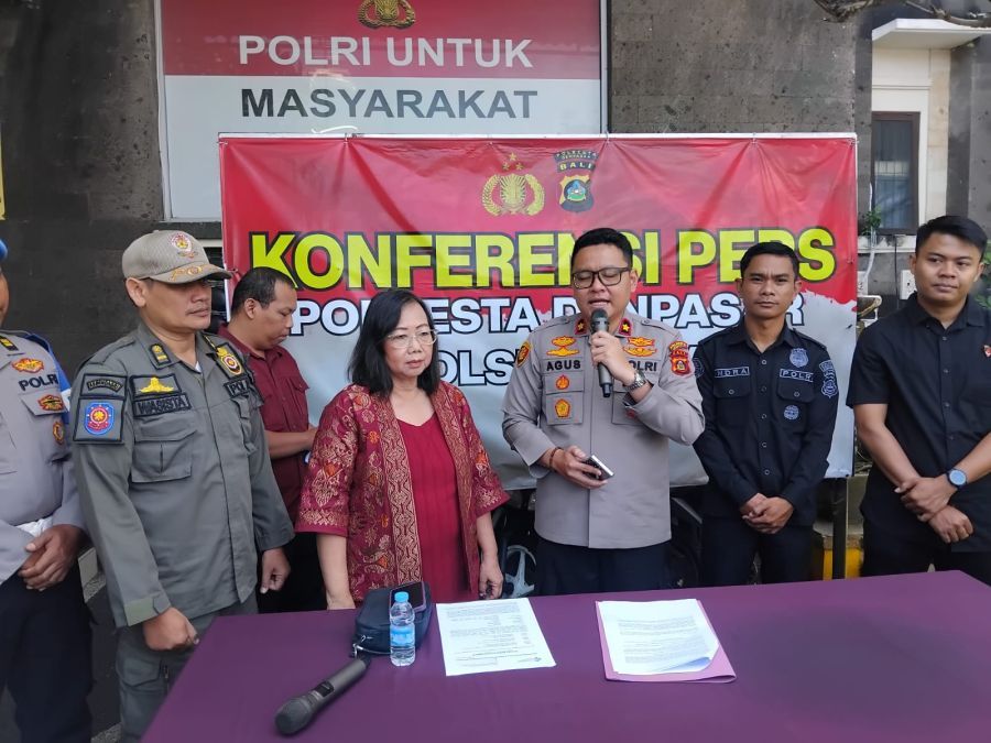 Tim Dokter Kejiwaan RSUP Prof IGNG Ngoerah Denpasar yang diketuai dr Lelly Setyawati Kurniawan SpKJ menjelaskan tentang pria yang naik genting rumah warga di Kuta, Badung, Bali, dalam pertemuan dengan awak media di Polsek Kuta, Jumat (16/1/2026). (foto/hes)