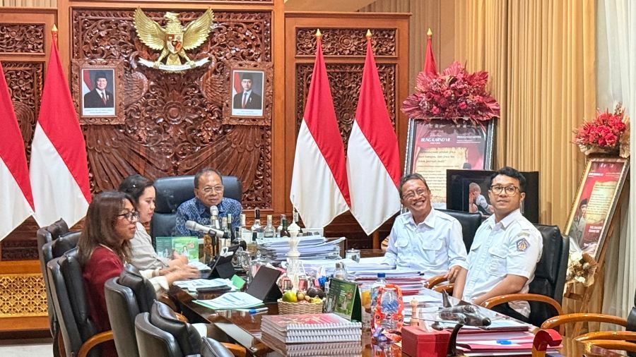 Rapat Koordinasi bersama Menteri Perumahan dan Kawasan Permukiman dengan agenda Progres Program APBN dan Non-APBN Kementerian Perumahan dan Kawasan Permukiman di Provinsi Bali, yang diikuti Gubernur Bali Wayan Koster secara virtual melalui Zoom, Rabu (30/9/2026) malam. (foto/sukadana)