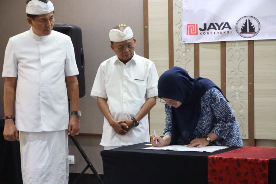 Gubernur Bali Wayan Koster menyaksikan penandatanganan kontrak pembangunan Sekolah Rakyat Karangasem di Watujimbar Resort, Sanur, Jumat (19/12/2025). (foto/sukadana)