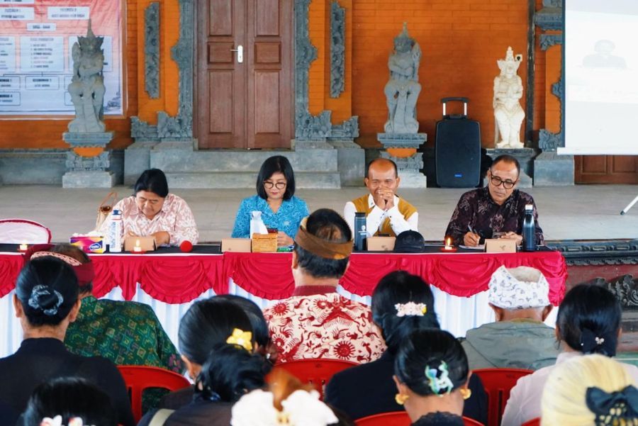 Kegiatan Sosialisasi Program Pengelolaan Sampah Berbasis Sumber (PSBS) dan Gerakan Bali Bersih Sampah digelar di Desa Umeanyar dan Desa Adat Pancasari, Kabupaten Buleleng, Selasa (28/10/2025). (Foto/sukadana)