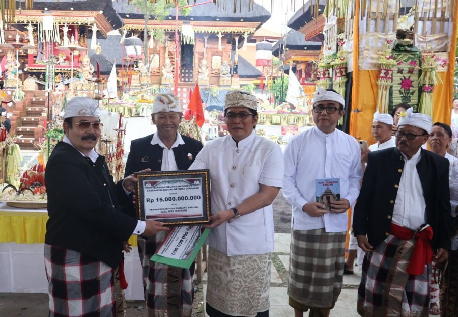 Wakil Gubernur Bali I Nyoman Giri Prasta menghadiri upacara Mendem Pedagingan dan Melaspas di Pura Tambang Badung, Pemecutan, Denpasar Barat, Jumat (19/12/2025). (foto/sukadana)