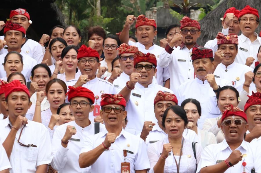 Bupati Tabanan, Dr. I Komang Gede Sanjaya, S.E., M.M., bersama Wakil Bupati Tabanan, I Made Dirga, S.Sos., melaksanakan persembahyangan bersama di Padmasana Kantor Bupati Tabanan dan dilanjutkan di Pura Luhur Batukaru, Desa Wongaya Gede, Kecamatan Penebel, Tabanan, Bali, Rabu (29/7/2026). (foto/prokopimtabanan)