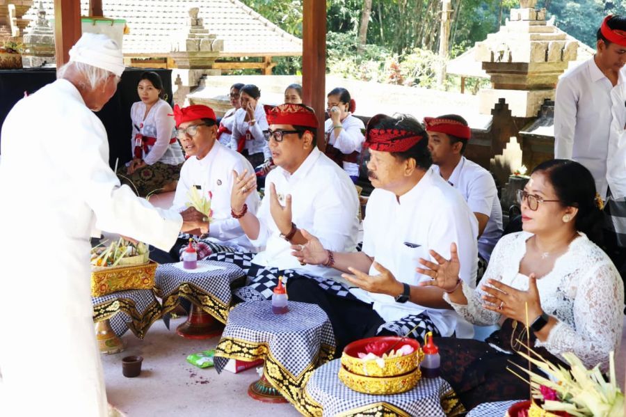 podiumnews.com-Purnama Sasih Katiga, Pemkab Tabanan Gelar Persembahyangan Bersama