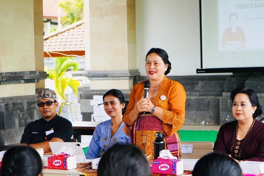 Ketua Forum PUSPA (Partisipasi Publik untuk Kesejahteraan Perempuan dan Anak) Provinsi Bali, Ny. Seniasih Giri Prasta saat menjadi narasumber Sosialisasi Pencegahan Kekerasan Terhadap Anak di SMPN 3 Petang, Kabupaten Badung, Bali, Kamis (30/4/2026). (foto/sukadana)