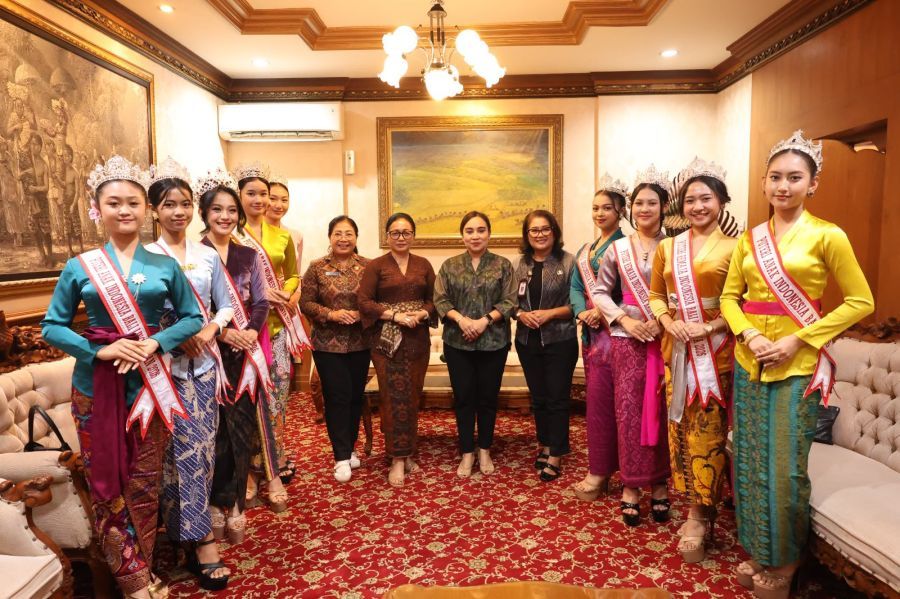 Ketua TP PKK Kota Denpasar, Ny. Sagung Antari Jaya Negara didampingi Ketua GOW Kota Denpasar, Ny. Ayu Kristi Arya Wibawa saat beraudiensi dengan peserta Putri Anak dan Putri Remaja Indonesia asal Bali yang akan tampil di tingkat nasional di Jakarta, Oktober mendatang, Jumat (23/10/2026). (foto/sukadana)