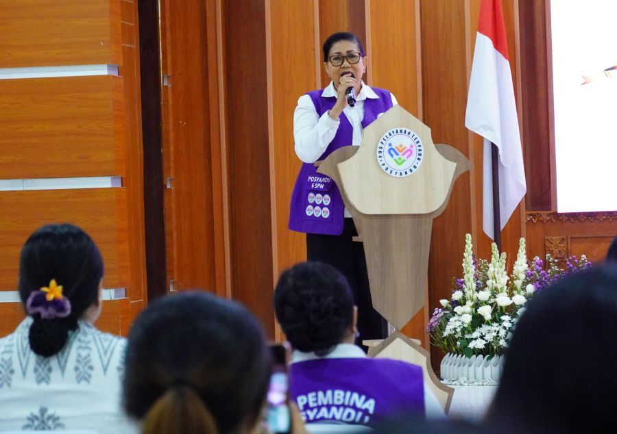 Ketua Tim Pembina Posyandu Provinsi Bali, Ny. Putri Suastini Koster saat membuka Bimbingan Teknis (Bimtek) Bina Posyandu Angkatan XIV Tahun 2026 di UPTD Bapelkesmas Dinas Kesehatan Provinsi Bali, Denpasar, Selasa (27/10/2026). (foto/sukadana)