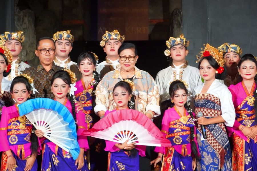 Ketua Dekranasda Provinsi Bali, Ny. Putri Suastini Koster pada rangkaian acara Festival Seni Bali Jani (FSBJ) VIII Tahun 2026 di Taman Budaya Art Center Denpasar, Bali, Selasa (14/7/2026). (foto/sukadana)