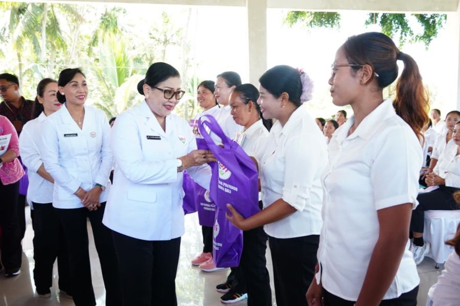 Aksi Sosial TP Posyandu Provinsi Bali “Membina dan Berbagi” di Wantilan Pura Manik Corong, Desa Sumita, dan Wantilan Balai Kanginan, Desa Babakan, Kecamatan Gianyar, Kabupaten Gianyar, Bali, Selasa (7/4/2026). (foto/sukadana)