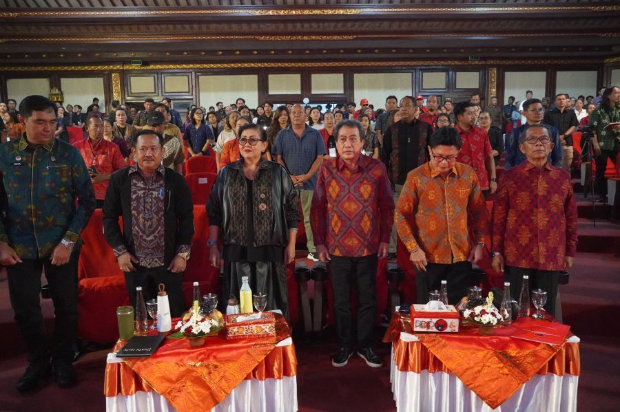 Ketua Dekranasda Provinsi Bali, Putri Koster menjadi pembicara utama dalam Sosialisasi Sertifikasi Kekayaan Intelektual yang diadakan DPD PDI Perjuangan Bali di Gedung Ksirarnawa, Art Centre Denpasar, Bali, Minggu (24/5/2026). (foto/sukadana)