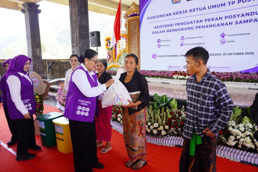 Ketua Tim Pembina Posyandu Provinsi Bali, Ny. Putri Koster saat mendampingi kunjungan kerja Tim Pembina Posyandu Pusat dalam rangka asistensi penguatan peran Posyandu dalam mendukung penanganan sampah di Desa Songan A, Kecamatan Kintamani, Kabupaten Bangli, Bali, Selasa (20/10/2026). (foto/sukadana)