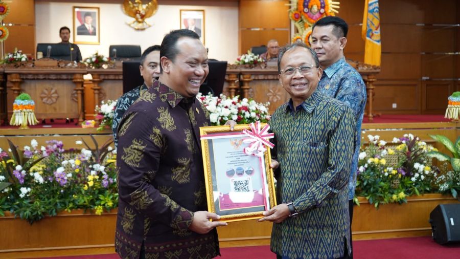 Pemerintah Provinsi Bali kembali meraih Opini Wajar Tanpa Pengecualian (WTP) atas Laporan Keuangan Pemerintah Daerah (LKPD) Tahun Anggaran 2025 yang dikeluarkan oleh Badan Pemeriksa Keuangan (BPK) RI. Laporan tersebut diserahkan oleh Anggota I BPK RI, Nyoman Adhi Suryadnyana dalam Sidang Paripurna ke-39 DPRD Provinsi Bali, Senin (8/6/2026). (foto/sukadana)