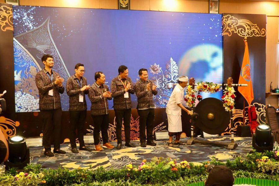Gubernur Bali Wayan Koster saat membuka Rakerda REI Bali Tahun 2026 di Quest San Hotel Denpasar, Bali, Rabu (8/7/2026). (foto/sukadana)