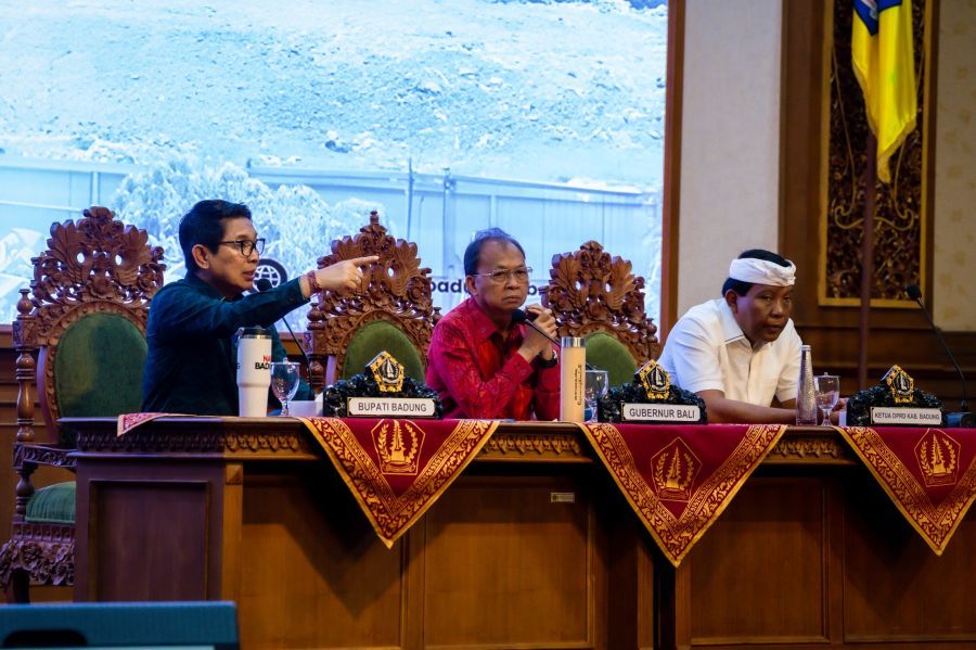 Bupati Badung I Wayan Adi Arnawa saat mengikuti Rakor Percepatan Penanganan Persampahan di Kabupaten Badung yang dipimpin langsung oleh Gubernur Bali I Wayan Koster di Puspem Badung, Bali, Jumat (6/3/2026). (foto/adi)