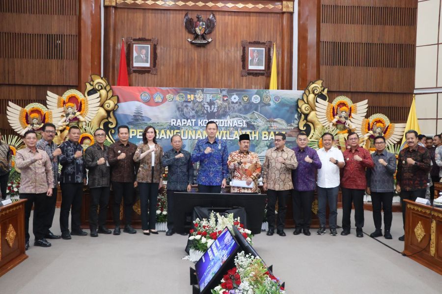 Gubernur Bali Wayan Koster bersama Menteri Koordinator Bidang Infrastruktur dan Pembangunan Kewilayahan Agus Harimurti Yudhoyono (AHY) memimpin Rapat Koordinasi Pembangunan Wilayah Bali di Gedung Wiswa Sabha Utama, Kantor Gubernur Bali, Denpasar, Senin (20/7/2026). (foto/sukadana)