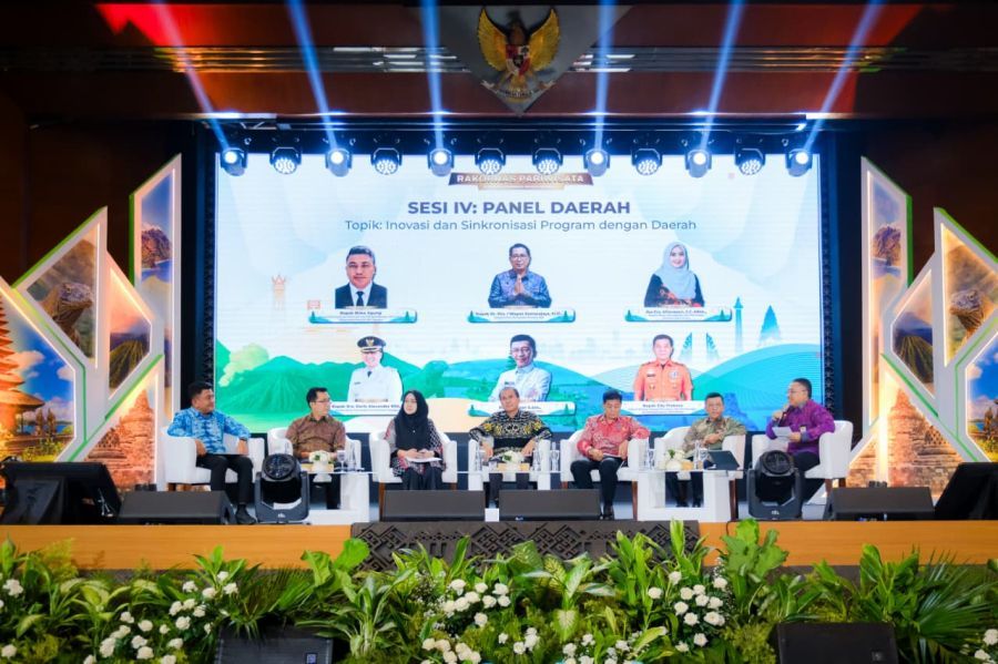 Rapat Koordinasi Nasional Pariwisata 2026 hari kedua menghadirkan sejumlah panel diskusi yang membahas strategi inovasi pengembangan pariwisata daerah serta penguatan sinergi antara pemerintah pusat dan pemerintah daerah, di Balairung Soesilo Soedarman, Gedung Sapta Pesona, Jakarta, Kamis (21/5/2026). (kemenpar.go.id)