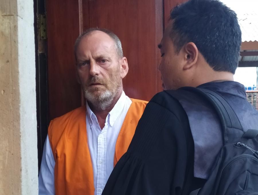 podiumnews.com-Bule Belanda Pengekspor Souvenir Rangka Hewan Langka Divonis 2 tahun