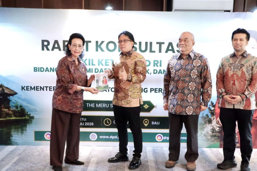 podiumnews.com-Rapat Konsultasi DPD RI, Wagub Bali Tegaskan Pembangunan Berbasis Ekonomi Kerthi