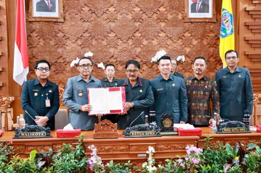 Walikota Denpasar, I Gusti Ngurah Jaya Negara dan Wakil Walikota Denpasar, I Kadek Agus Arya Wibawa saat menghadiri Rapat Paripurna Ke-10 Masa Persidangan II, DPRD Kota Denpasar Setujui Penetapan Ranperda KUA-PPAS TA 2027 yang dipimpin Ketua DPRD Kota Denpasar I Gusti Ngurah Gede, didampingi Wakil Ketua Ida Bagus Yoga Adi Putra, I Wayan Mariana Wandira dan Dr. Made Oka Cahyadi Wiguna, di Gedung DPRD Kota Denpasar, Bali, Selasa (28/7/2026). (foto/sukadana)