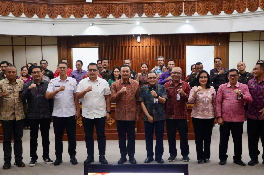 Sekretaris Daerah Provinsi Bali, Dewa Made Indra saat memimpin dan menghadiri High Level Meeting (HLM) TPID Provinsi Bali yang berlangsung di Gedung Wiswa Sabha Utama, Renon, Denpasar, Bali, Rabu (10/6/2026). (foto/sukadana)