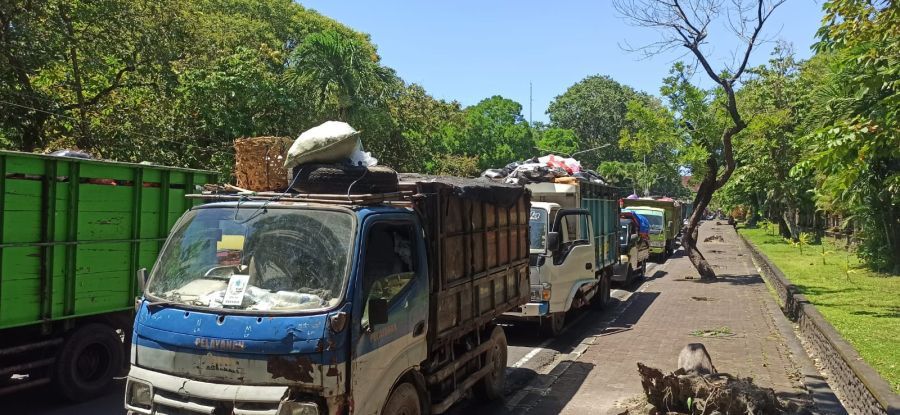 Ratusan anggota Forum Swakelola Sampah Bali menggelar demo di depan kantor Pusat Pengendalian Lingkungan Hidup Bali dan Nusra, Kementerian Lingkungan Hidup, Jalan Ir H Juanda, Desa Sumerta Kelod, Denpasar Timur, Denpasar, Bali, Kamis (16/4/2026). (foto/hes)