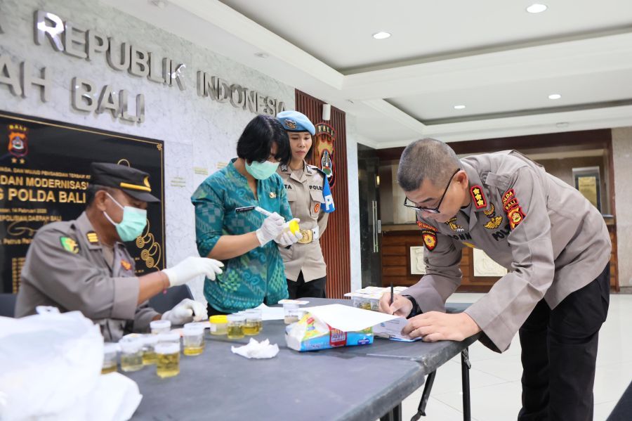 Ratusan personel Polda Bali dikumpulkan dan menjalani tes urine secara massal di Mapolda Bali, di Denpasar, Selasa (24/2/2026). (foto/hes)