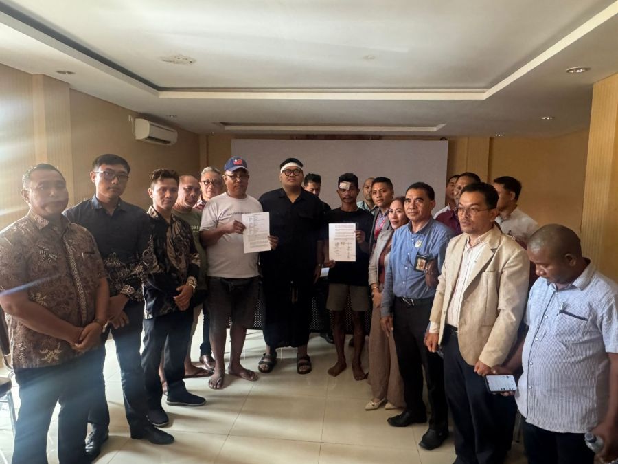 Sekitar 500 warga Jimbaran dengan berpakaian adat madya, berdemo ke Polsek Kuta Selatan, Selasa (2/12/2025). (foto/hes)