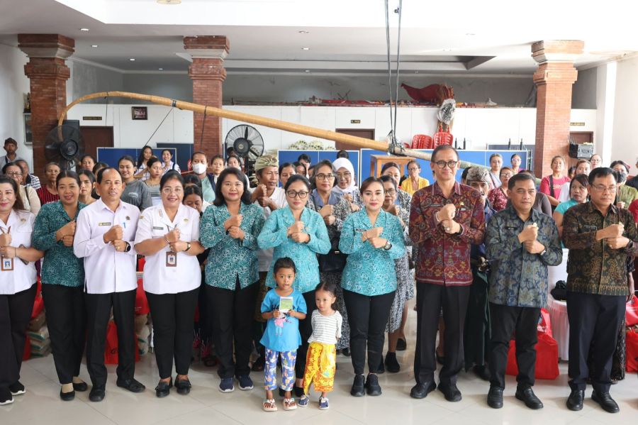 podiumnews.com-Ratusan Warga Denpasar Terima Bantuan Saat Aksi Sosial PKK Bali