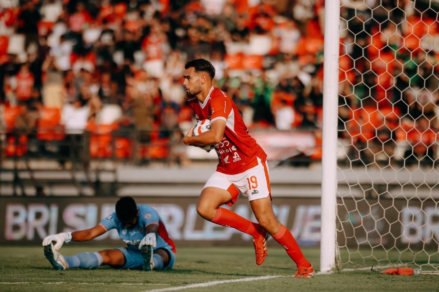 Striker Bali United FC Jens Raven merayakan gol perdananya pada laga pekan ke-18 BRI Super League 2025/26 melawan Semen Padang FC di Stadion Kapten I Wayan Dipta, Gianyar, Sabtu (24/1/2026). (Baliutd)