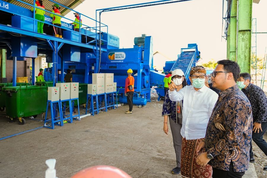Bupati Badung I Wayan Adi Arnawa saat meninjau pengoperasian RDF di TPST Mengwitani, Badung, Bali, Selasa (18/8/2026). (foto/adi)