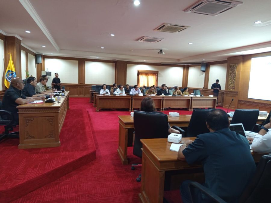 Rapat koordinasi Komisi IV DPRD Badung bersama Disbud dan Kemenag Badung membahas dampak syarat TDRI pada hibah rumah ibadah, Senin (26/01/2026). (foto/angga)