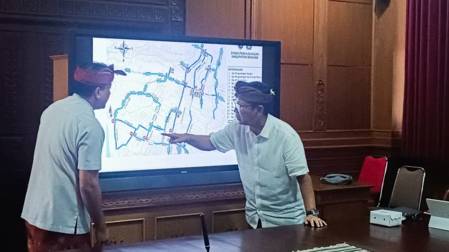 Bupati Badung, I Wayan Adi Arnawa saat rapat terkait Rekayasa Lalu Lintas di Puspem Badung, Bali, baru-baru ini. (foto/adi)