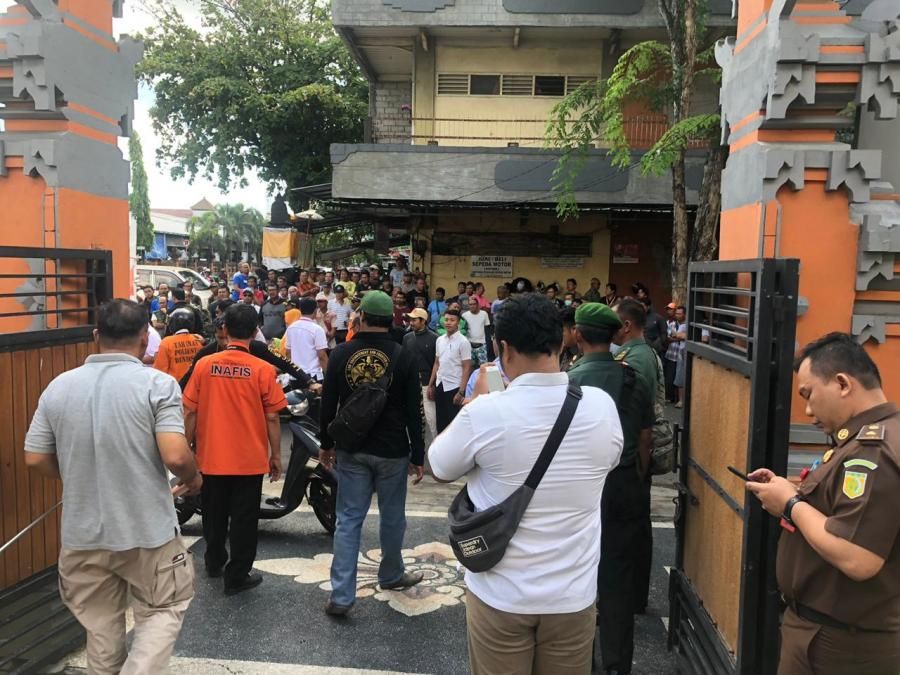 podiumnews.com-Rekonstruksi Kasus Penusukan Istri di Kreneng, Korban Sempat Meronta dan Minta Tolong