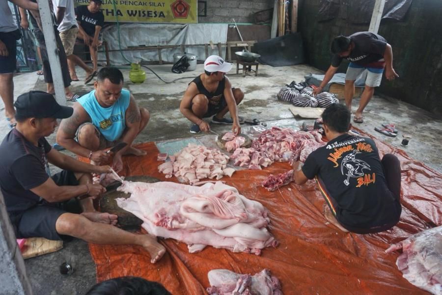 podiumnews.com-Sambut Perayaan Galungan, Relawan DexyzGadjah Bagikan Daging Babi