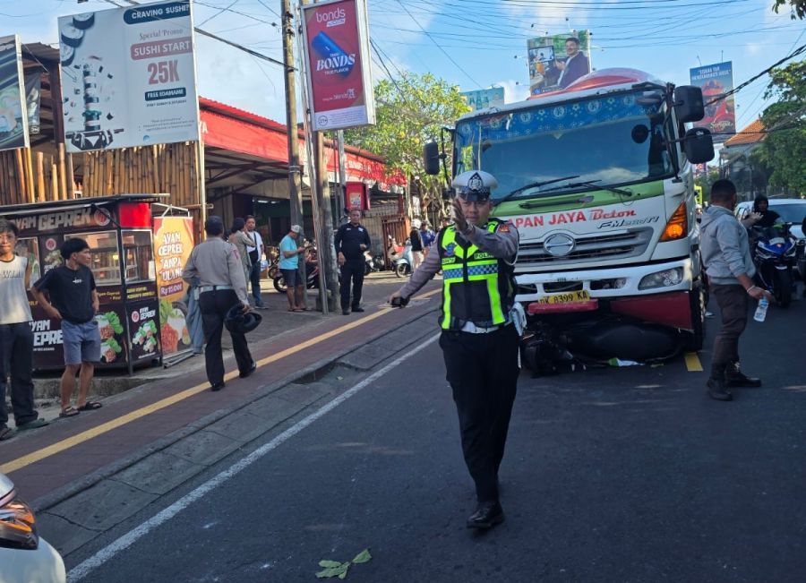 Petugas menangani lokasi kecelakaan tabrakan beruntun di kawasan Puri Gading, Kuta Selatan, Sabtu (5/4/2026). (foto/hes)