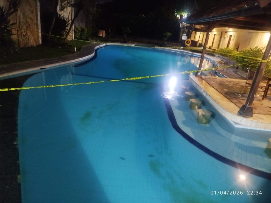 Garis polisi membentang di area kolam renang hotel di Denpasar Timur, lokasi ditemukannya remaja asal India yang diduga tenggelam, Rabu (01/04/2026) malam. (foto/hes)