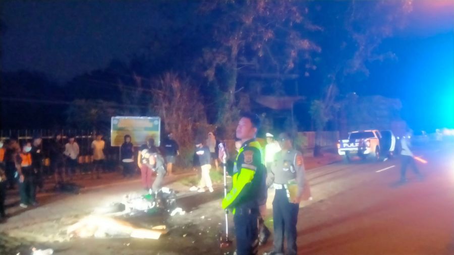 Polisi memeriksa lokasi kecelakaan di Jalan Bypass Ngurah Rai tepatnya di median depan Alfamart, Nomor 471, Pedungan, Denpasar Selatan, Denpasar, Bali, Kamis (28/5/2026) dini hari. (foto/hes)