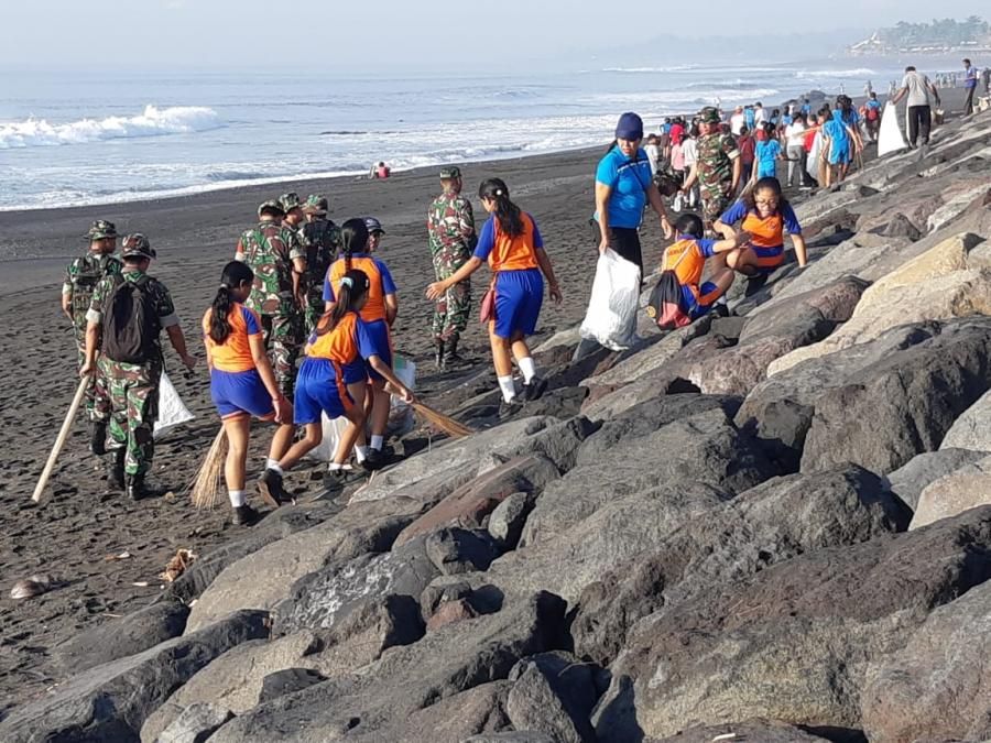 Gandeng TNI-Polri dan Masyarakat, Pemkab Gianyar Bersih Sampah Pantai Masceti