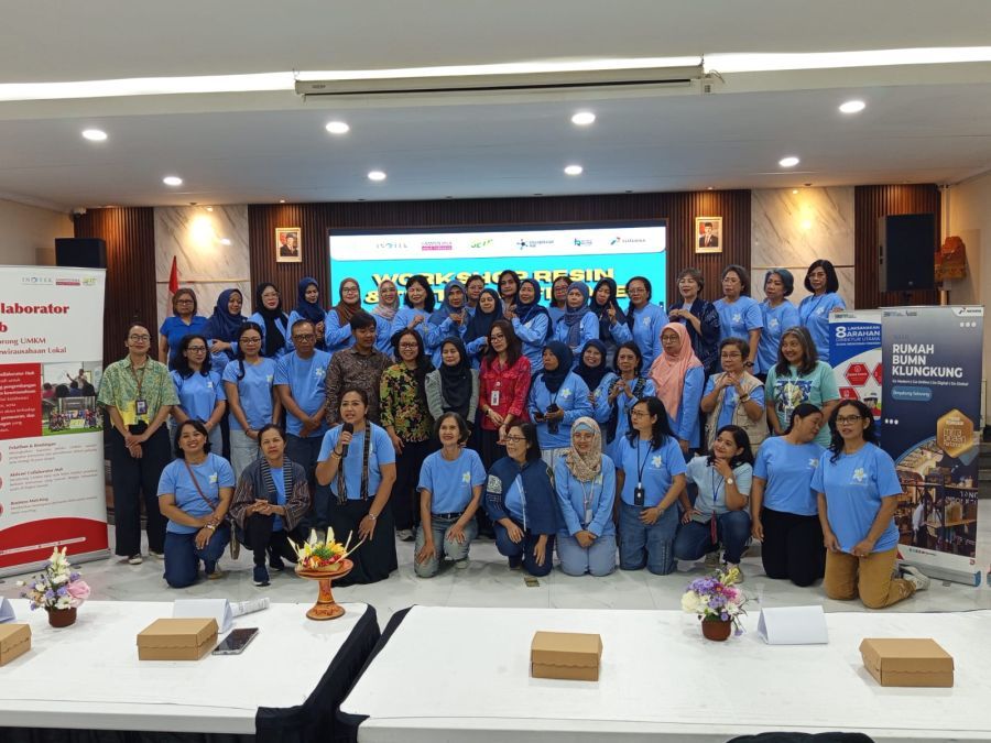 SINERGI UMKM: Peserta komunitas Bali Loves Handmade berfoto usai Workshop Resin dan TikTok Affiliate di Denpasar (13/2/2026), guna mendorong kreativitas serta digitalisasi pemasaran perempuan Bali. (foto/angga)