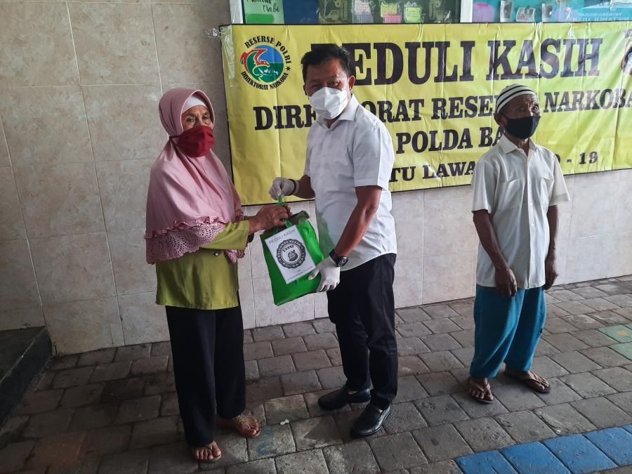 podiumnews.com-Polda Bali Bagikan 200 Paket Sembako Kepada Masyarakat 