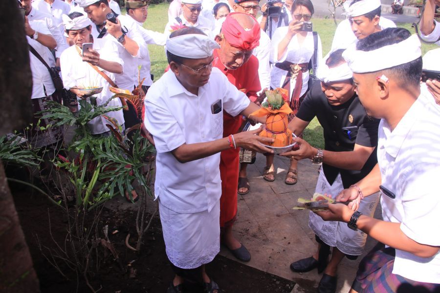 Gubernur Bali Wayan Koster saat pelaksanaan upacara Ngeruak/Mulang Dasar dan peletakan batu pertama (groundbreaking) Tahap II Paket Pekerjaan Penataan Area Parahyangan di Pura Banua, Besakih, Rendang, Karangasem, Bali, Jumat (1/5/2026). (foto/sukadana)