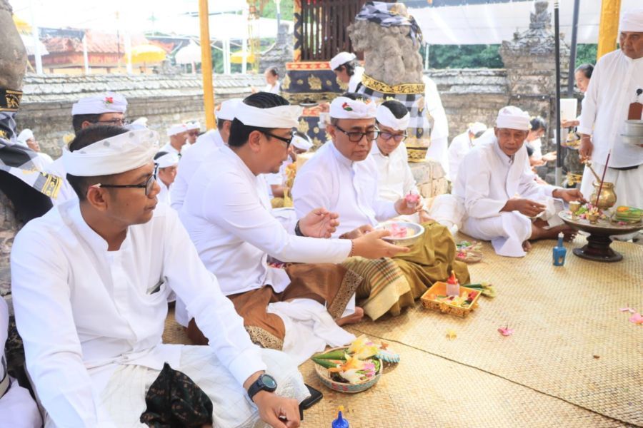 Wali Kota Denpasar bersama jajaran Pemkot dan umat Hindu mengikuti persembahyangan saat puncak Pujawali di Pura Sakenan, Serangan, Sabtu (27/6/2026). (Foto: Sukadana)