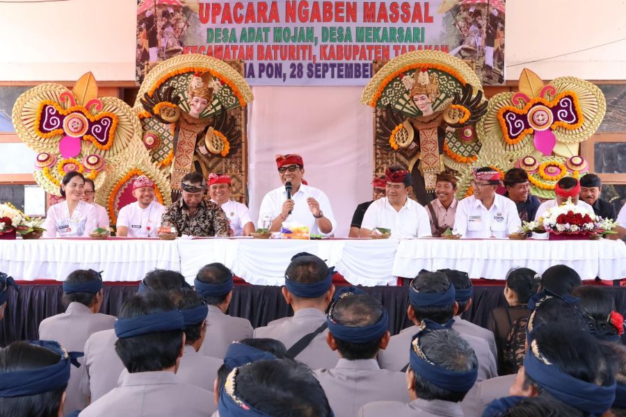 podiumnews.com-Ringankan Krama, Bupati Tabanan Apresiasi Ngaben Bersama Adat Mojan