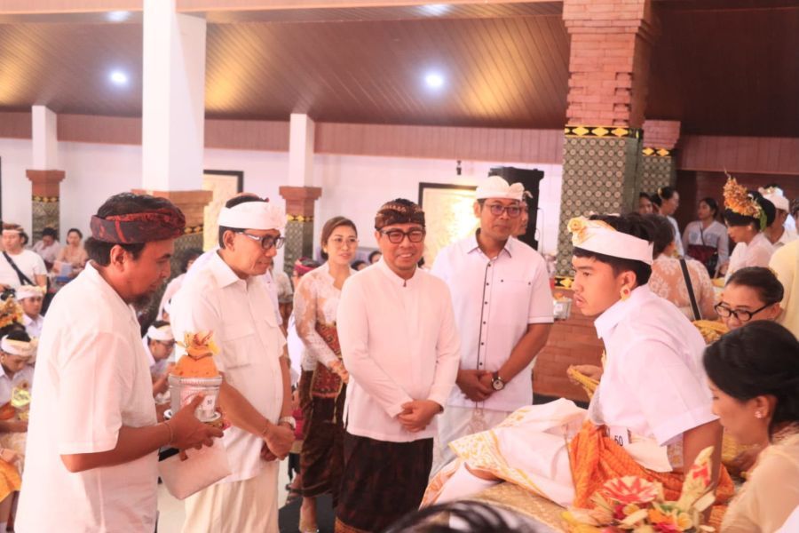 podiumnews.com-Ringankan Warga, Wawali Denpasar Apresiasi Metatah Massal Desa Tegal Harum