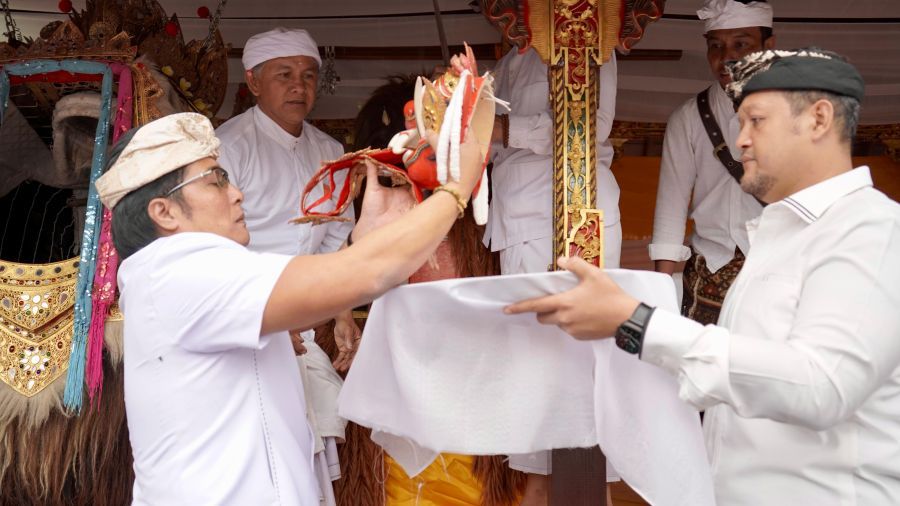 podiumnews.com-Ritual Nebes Ungkap Sejarah Sakral Barong Merah