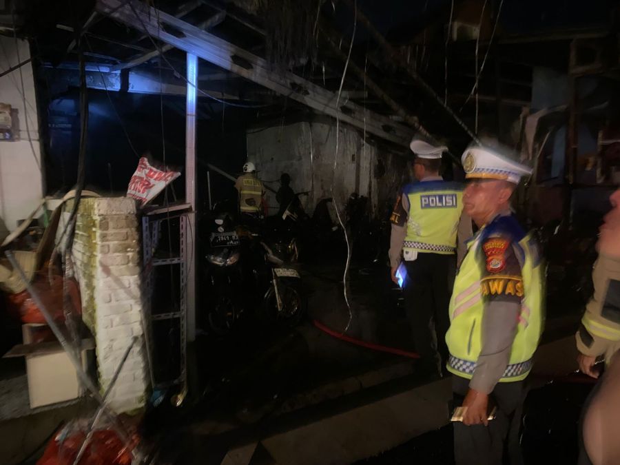 Kebakaran menghanguskan ruko tempat rental motor di Jalan Drupadi, Kelurahan Seminyak, Kuta, Badung, Bali, Senin (9/2/2026) dini hari. 14 motor ludes terbakar. (foto/hes)