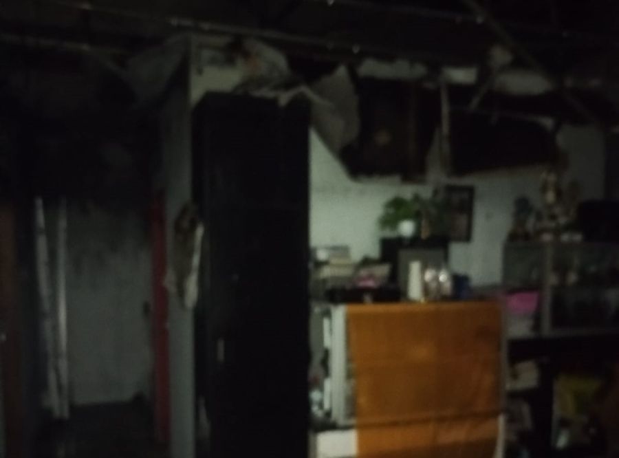 Rumah lantai 2 di Jalan Tirta Lepang Gang 1A Blok A Nomor 5, Kesiman Kertalangu, Denpasar Timur, Denpasar, Bali, terbakar, Selasa (3/2/2026) malam. (foto/hes)