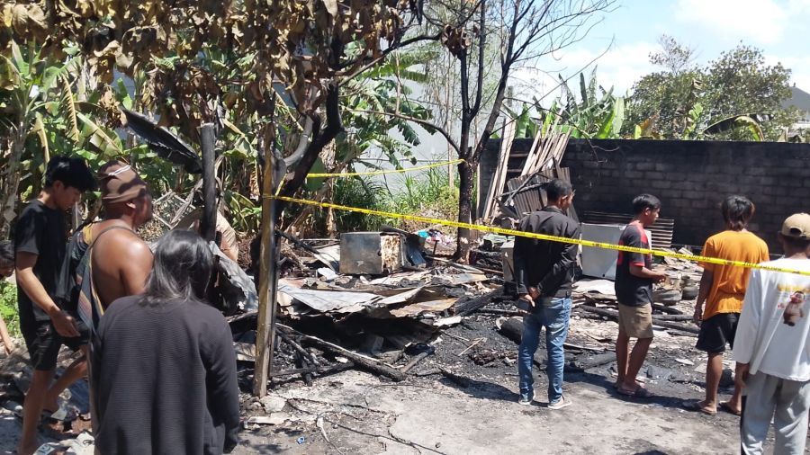 Sebuah rumah sekaligus tempat pemotongan ayam di Jalan Cempaka Putih Gang Kelapa, Kelurahan Kesiman, Kecamatan Denpasar Timur, Denpasar, Bali, ludes terbakar bersama mobil dan tiga motor, Senin (5/10/2026) (foto/hes)