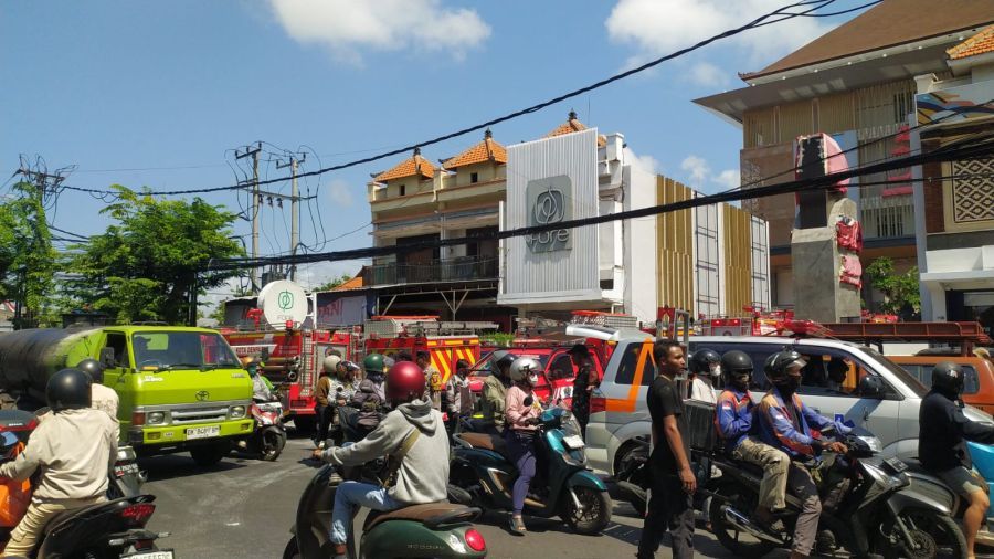 Api mengamuk di lantai 6 gedung rumah sakit yang masih dalam tahap pembangunan di Jalan Raya Sesetan, Denpasar Selatan, Denpasar, Bali, Rabu (29/7/2026). (foto/hes)