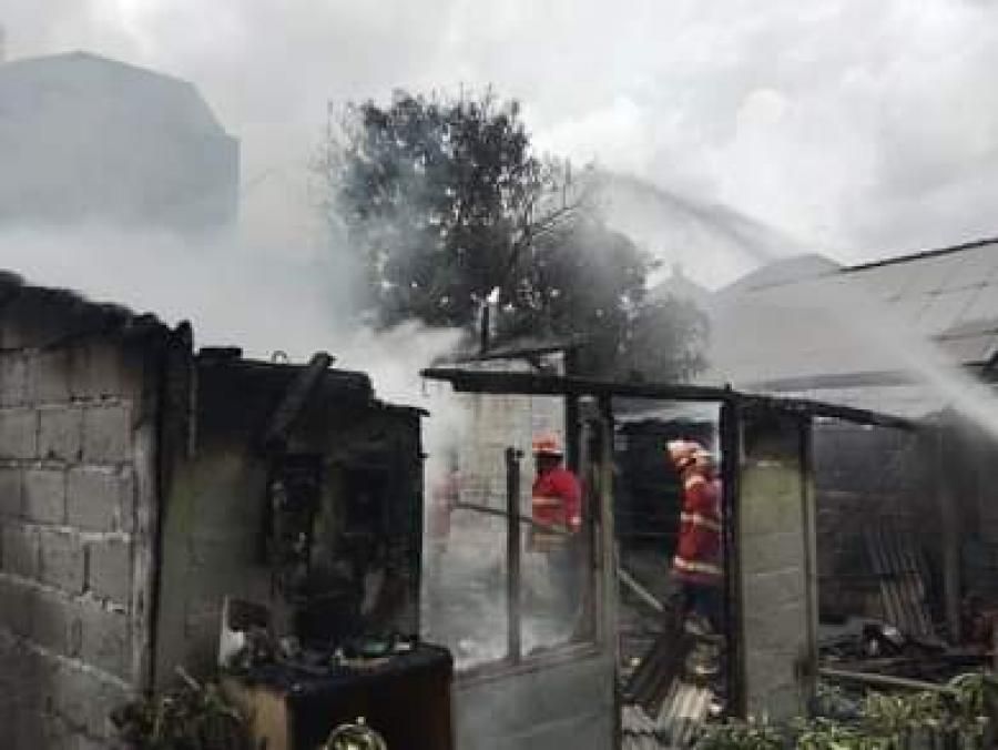 podiumnews.com-Diduga Kompor Gas Meledak, Rumah Produksi Kerupuk Ludes Terbakar